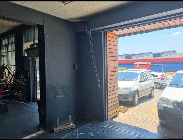300M² WAREHOUSE TO LET IN VINTONIA